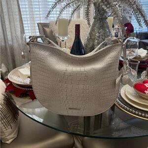 Elegant Cream Crocodile-Embossed Shoulder Bag